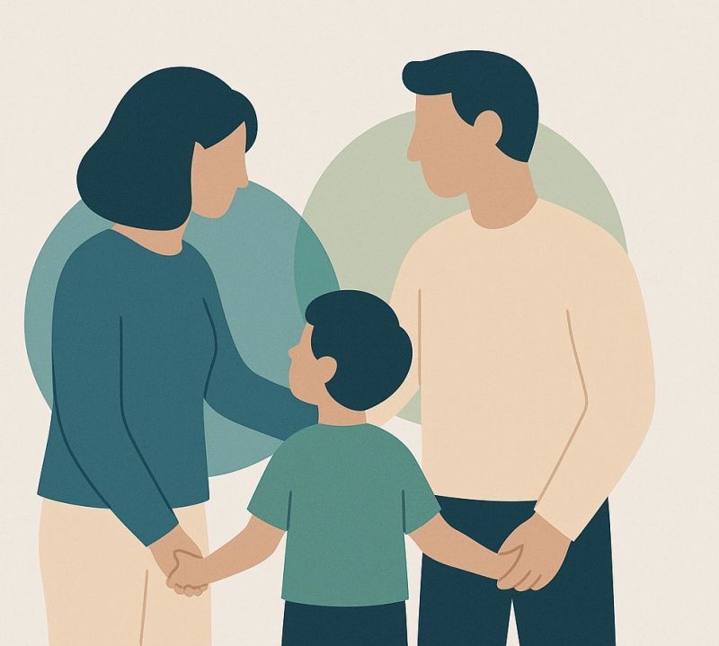 neurodivergenteFamiliensysteme Illustration einer Familie: Eine Frau und ein Mann stehen links und rechts, sie halten jeweils die Hände eines Kindes in der Mitte. Die drei blicken sich zugewandt an, in ruhigen Blau- und Beigetönen dargestellt. Im Hintergrund sind kreisförmige Farbflächen.