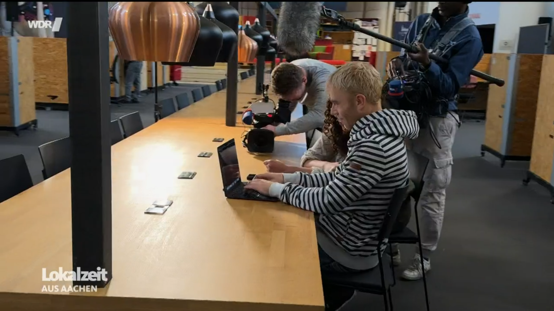 wdr1 Screenshot eines Artikels von SPIEGEL Netzwerkt mit dem Titel:<br />
„Wie KI-Apps neurodivergenten Menschen helfen könnten“<br />
Untertitel: „Neue Angebote fürs Smartphone sollen Menschen mit Autismus oder ADHS den Alltag erleichtern. Ein Fortschritt – oder Symptom eines kaputten Systems?“<br />
Autorin: Angela Gruber, erschienen am 23.09.2025 in DER SPIEGEL 55/2025.</p>
<p>Der Artikel beschreibt die Entwicklung der App NUKA.ai, die von Küpper-Bremerich initiiert wurde. NUKA nutzt KI (GPT) zur empathischen, sprachsensiblen Unterstützung von Menschen mit ADHS, Autismus oder Traumaerfahrungen. Ziel ist keine Diagnose oder Therapie, sondern alltagspraktische, nicht-pathologisierende Assistenz.</p>
<p>In der Mitte des Artikels ist ein Screenshot der App NUKA abgebildet, in dem ein fiktiver Chat gezeigt wird. Die App antwortet empathisch auf Sätze wie „Ich habe heute keine Energie“ mit validierender Sprache.</p>
<p>Im Artikel wird betont, dass NUKA Hilfe zur Selbststrukturierung bietet, sich von klassischen Diagnosesystemen abgrenzt und speziell für neurodivergente Menschen entwickelt wurde. Küpper-Bremerich erklärt, dass sie die App mit ihrem Mann Björn Bremerich entwickelte und selbst eine ADHS-Diagnose hat.