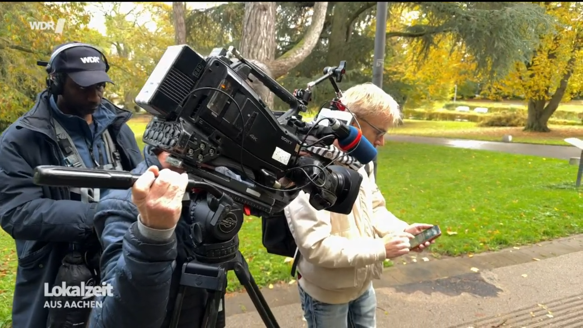 wdr3 Titelseite der Zeitschrift SPIEGEL SPEZIAL, Ausgabe Nr. 2 vom 27. September 2025.<br />
Im Mittelpunkt steht eine Frau mit langen roten Haaren und neutralem Gesichtsausdruck, vor blauem Hintergrund. Um ihren Kopf herum schweben weiße Wolken – eine visuelle Metapher für mentale Überforderung, innere Unklarheit oder psychische Belastung.<br />
Der Titel lautet groß: „Was ist los mit mir?“<br />
Darunter steht in Rot und Schwarz:<br />
„MENTAL HEALTH – Hilfe finden bei Stress, Angst und Depressionen“<br />
Weitere Themen am Rand:<br />
– ADHS & Co.: Krank oder nur überfordert?<br />
– Dubiose Coaches: Das Geschäft mit der Psyche<br />
– Digitale Sucht: Wie uns Kinder entgleiten